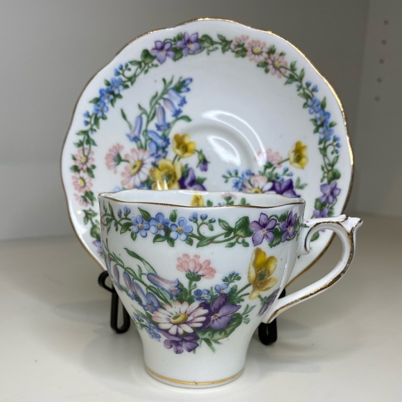 EUC VTG Roslyn Fine Bone China Teacup and Saucer Beautiful Florals Garland - Picture 2 of 8
